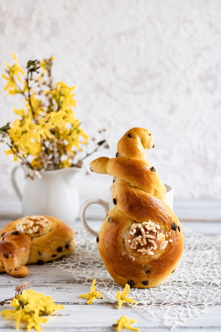Treccine soffici alla ricotta con gocce di cioccolato (aspiranti coniglietti)