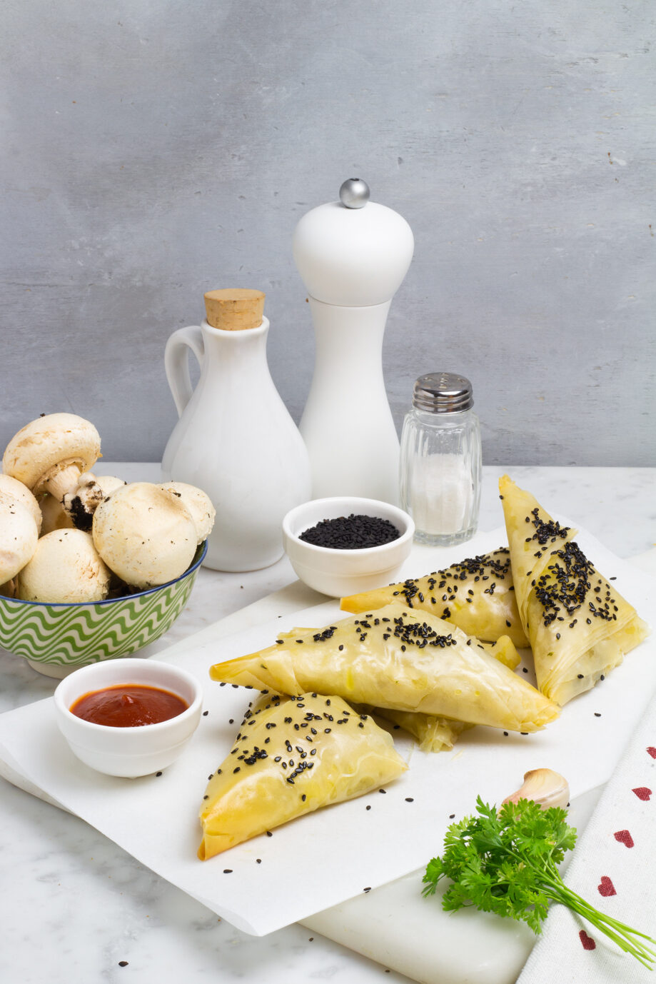 Triangoli di pasta fillo ai funghi e melanzane