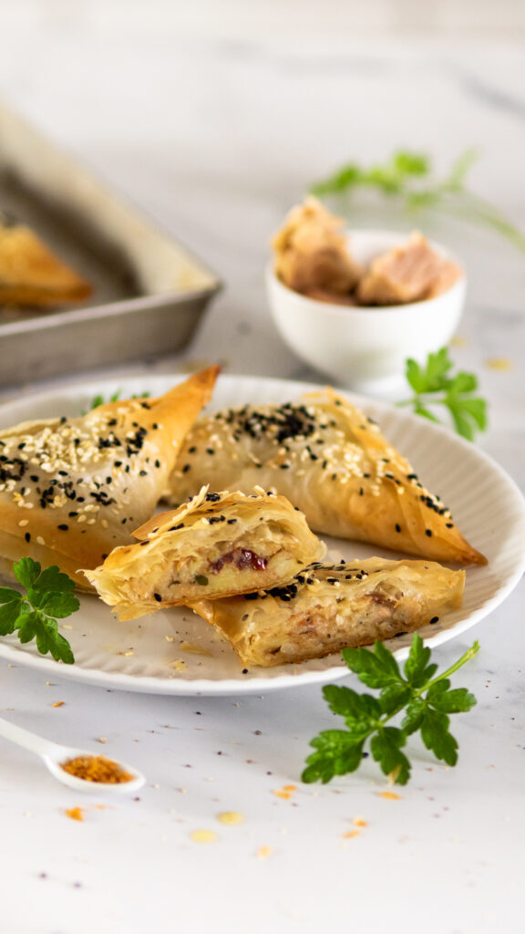 Triangoli di pasta fillo con tonno e acciughe