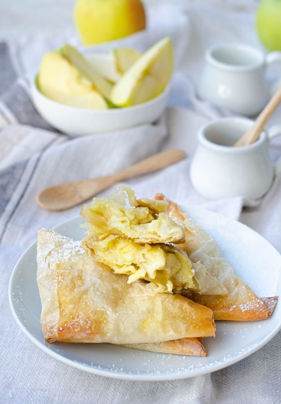 Triangoli di pasta fillo ripieni di crema pasticcera e mele