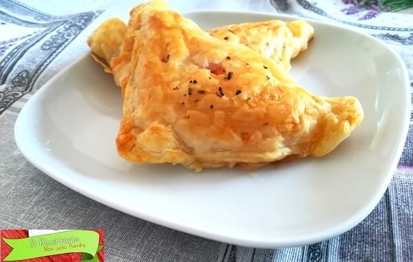 Triangoli di pasta sfoglia salati: veloci, ma con gusto