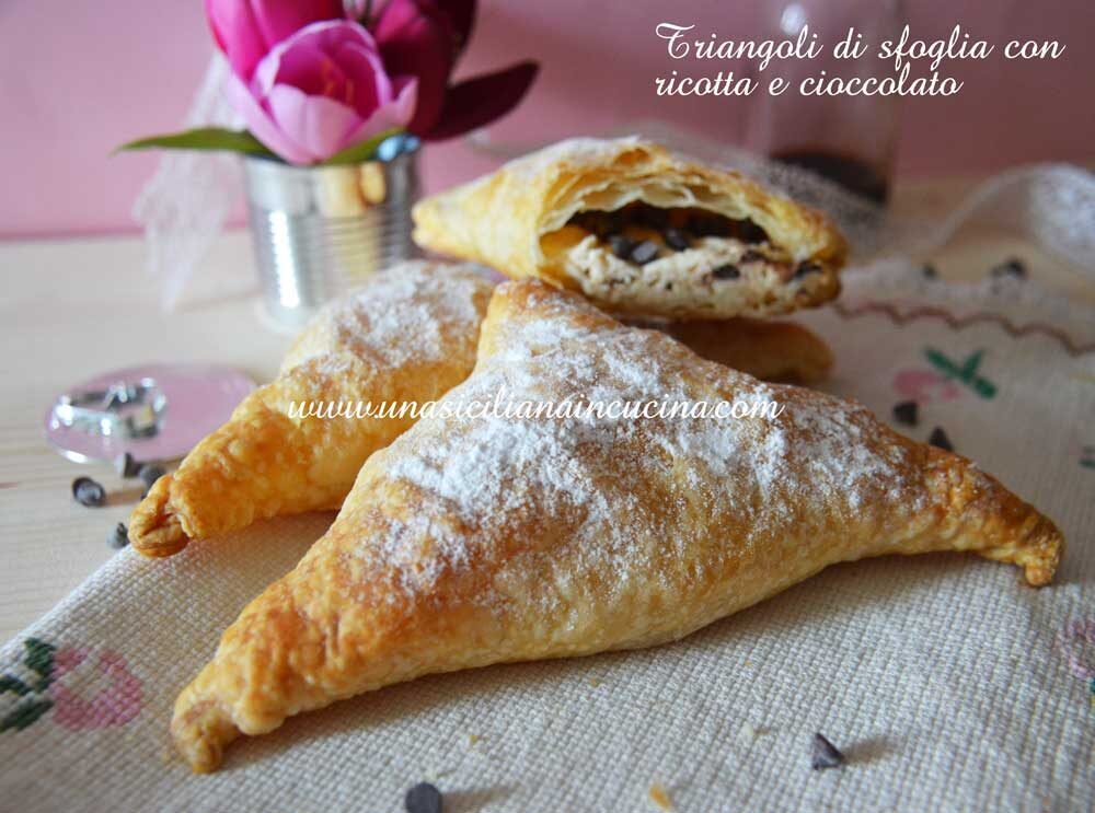 Triangoli di sfoglia ricotta e cioccolato