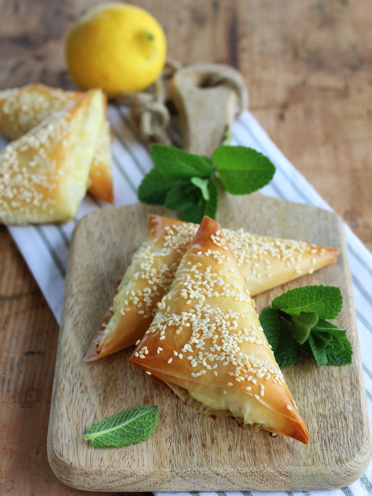 Triangolini con feta, menta e limone