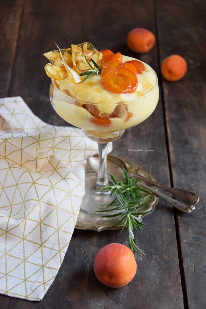 Trifle alle albicocche e rosmarino