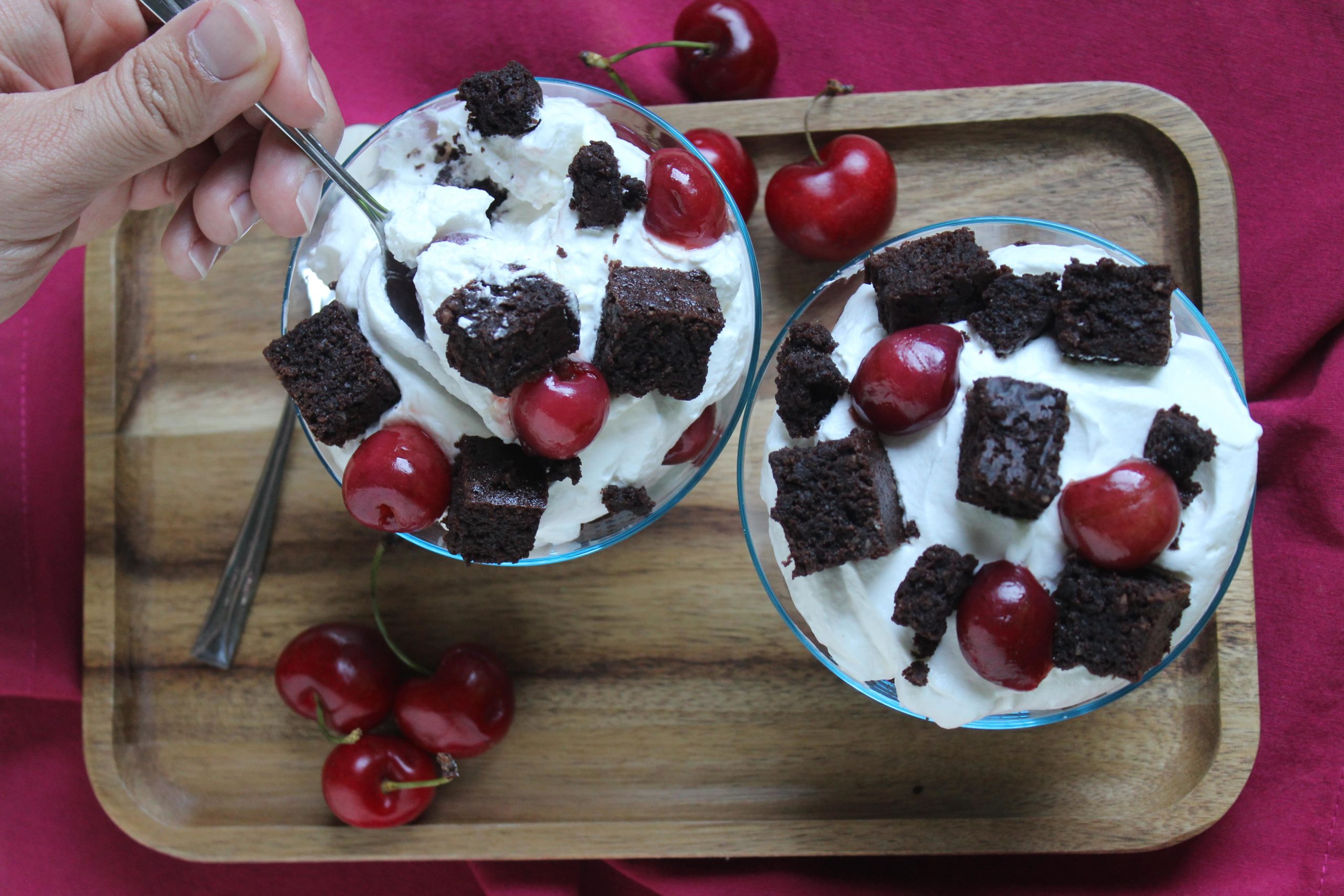 Trifle alle ciliegie con brownies alle mandorle