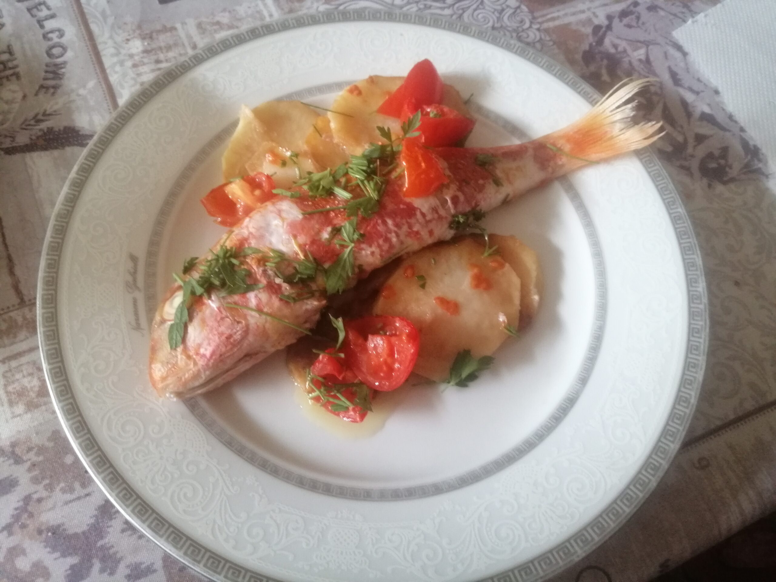 Triglie al forno con patate e pomodorini