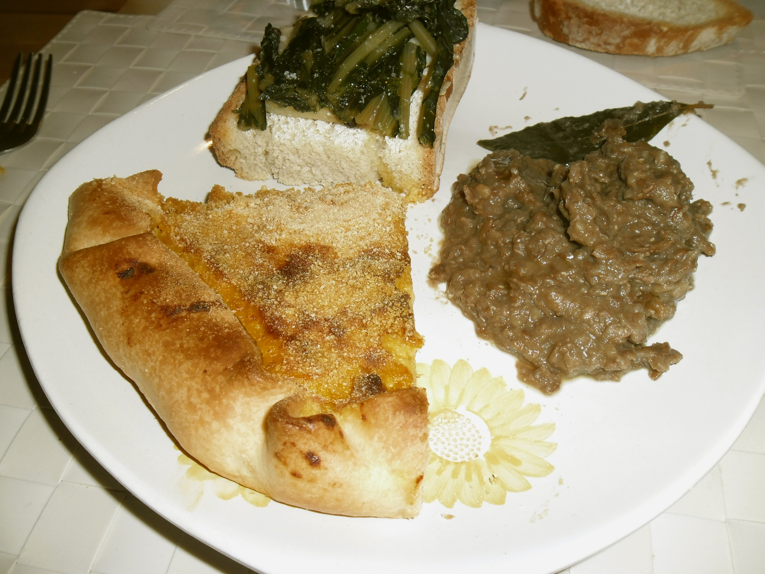 Tris di antipasti: torta salata porri e zucca, crostone con erbette e purè di lenticchie