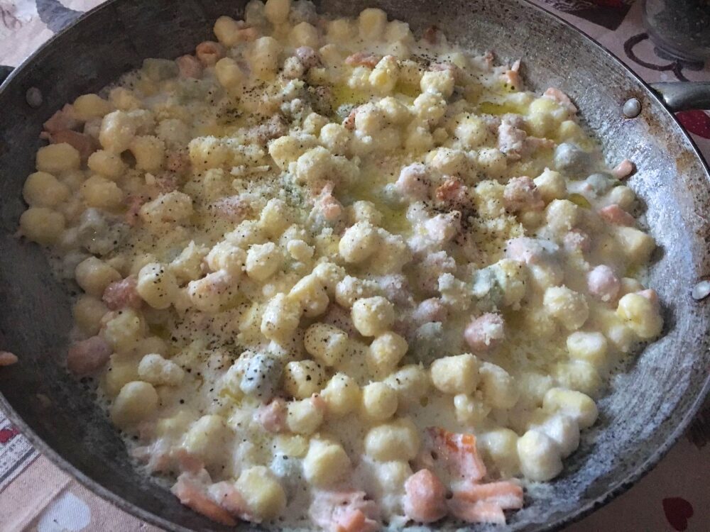 Tris di chicche di patate saltate con panna e salmone