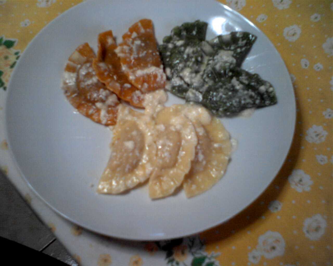 Tris di ravioli colorati