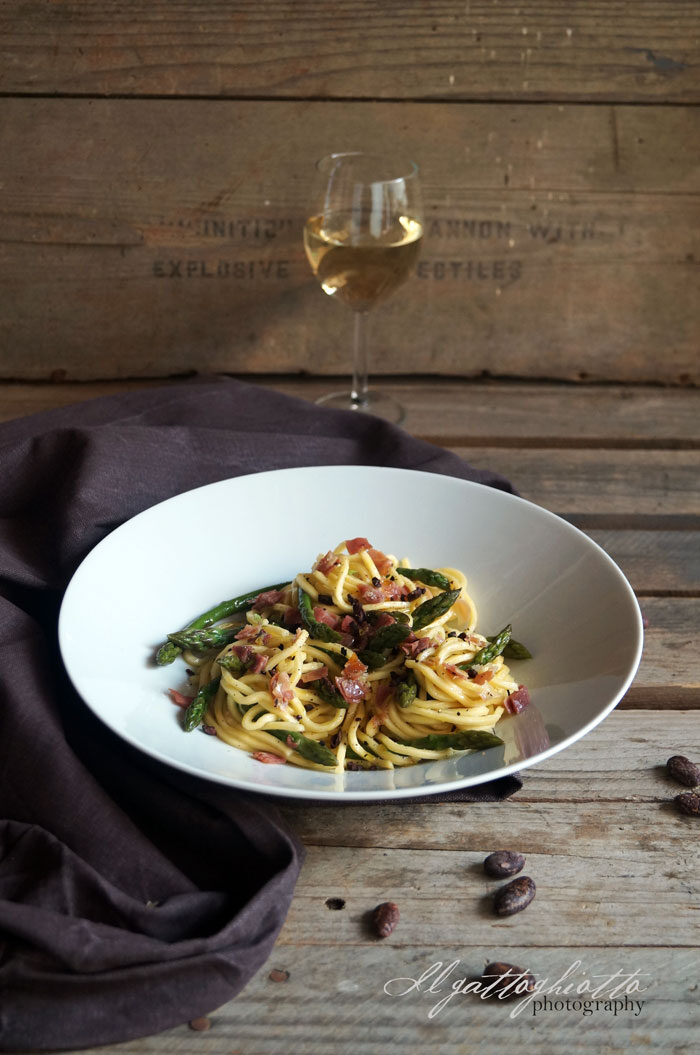 Troccoli con asparagi, crudo di Parma e fave di cacao