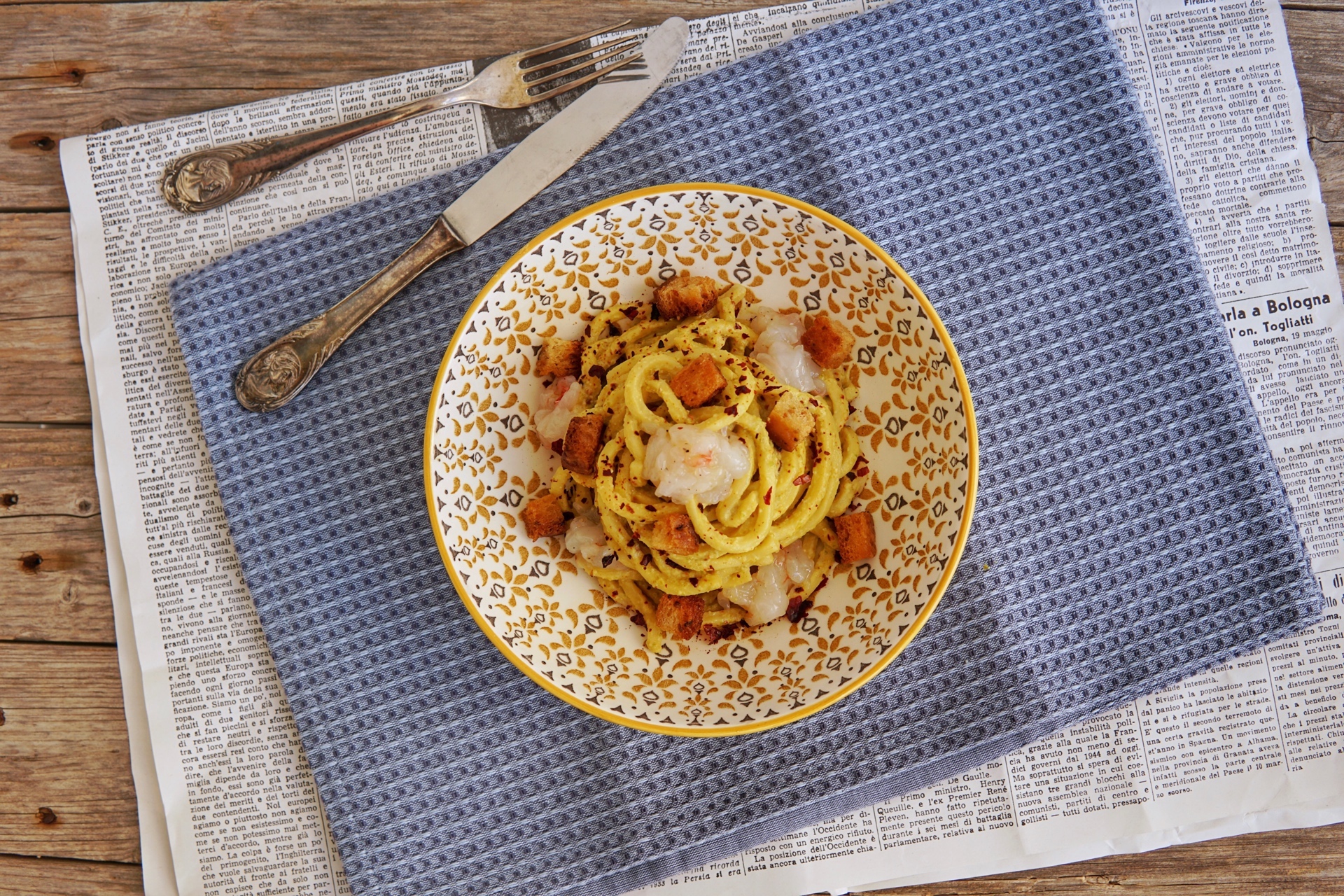 Troccoli con pesto di friggitelli, tartare di scampi e pane fritto