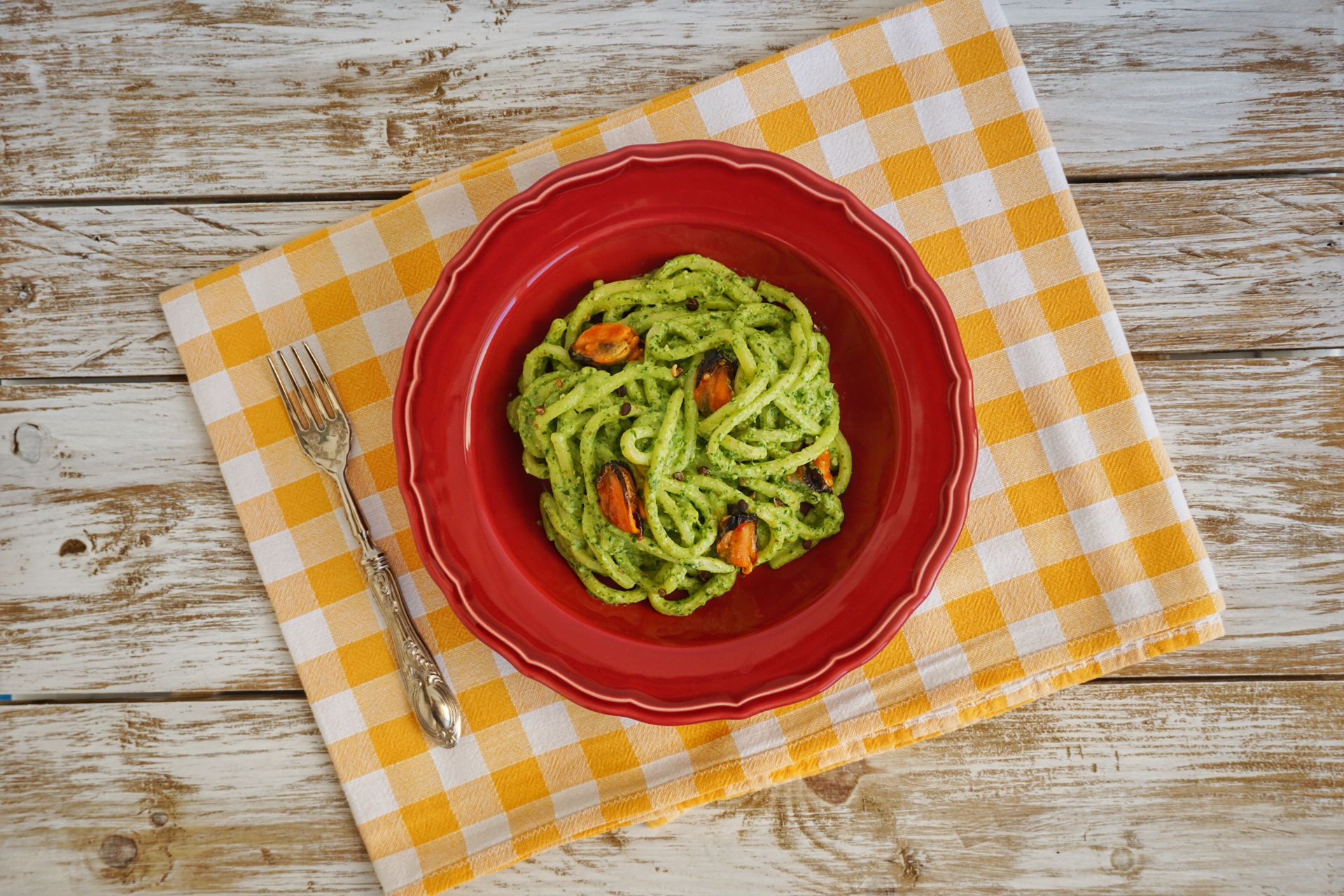 Troccoli con pesto di rucola e cozze