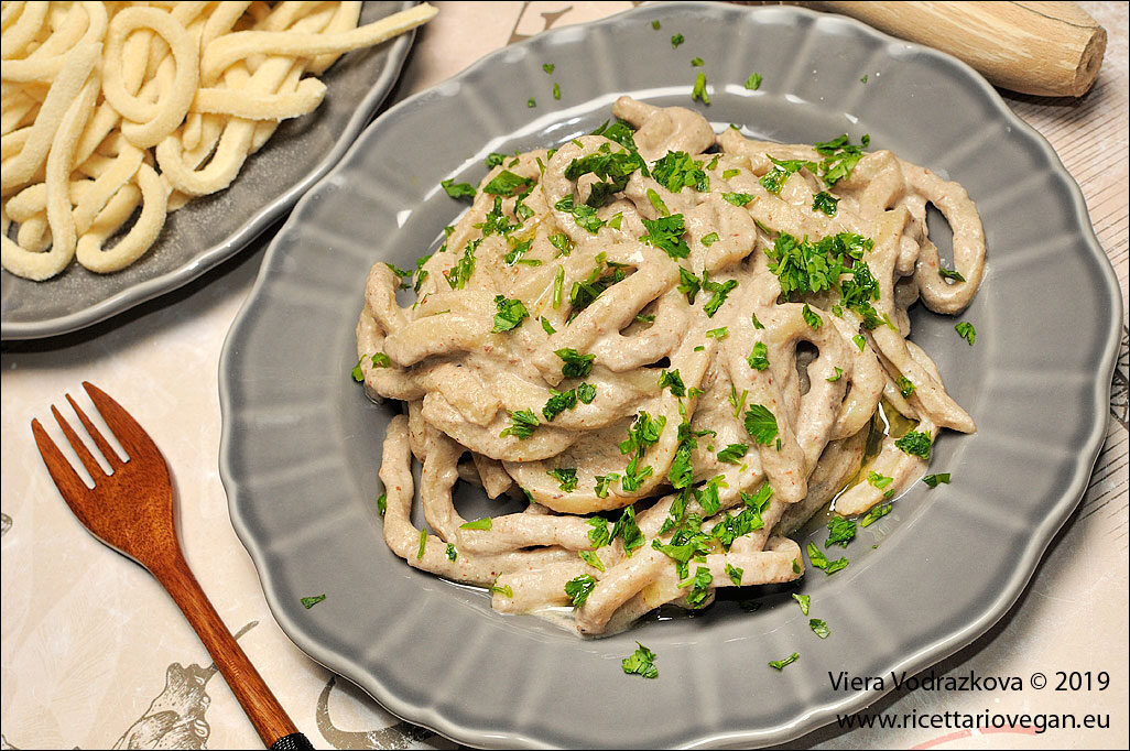 Troccoli pugliesi vegan fatti a mano con la crema di funghi