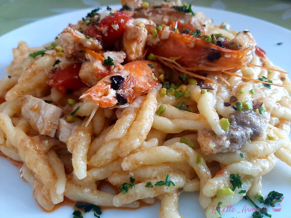 Trofie al pesce spada mazzancolle pomodorini e pistacchio
