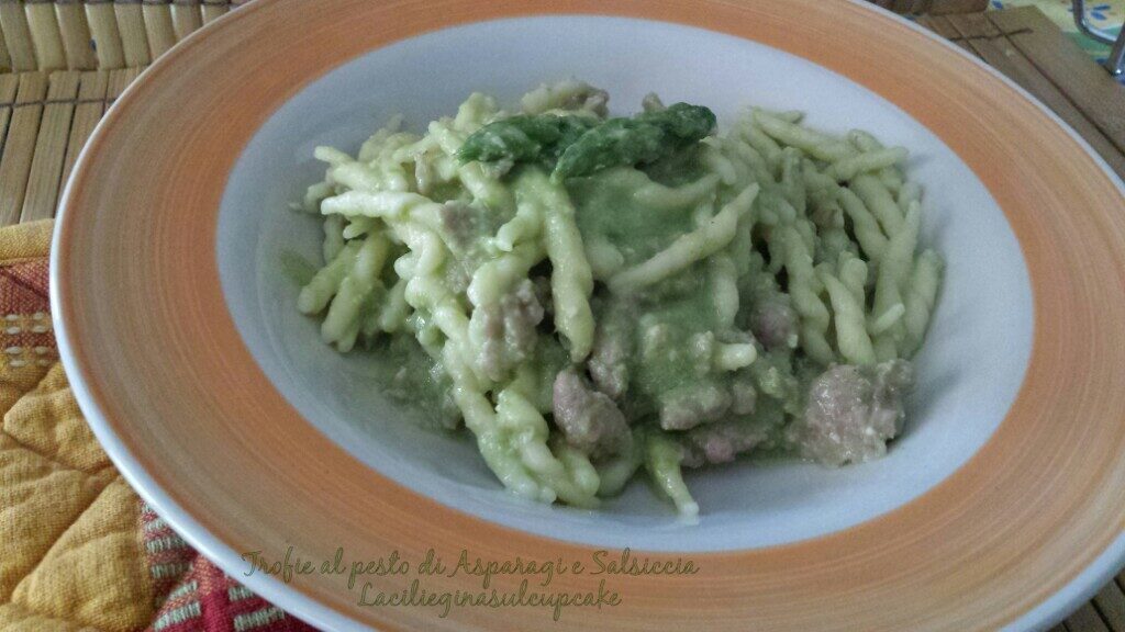 Trofie al pesto di asparagi, salsicce e noci
