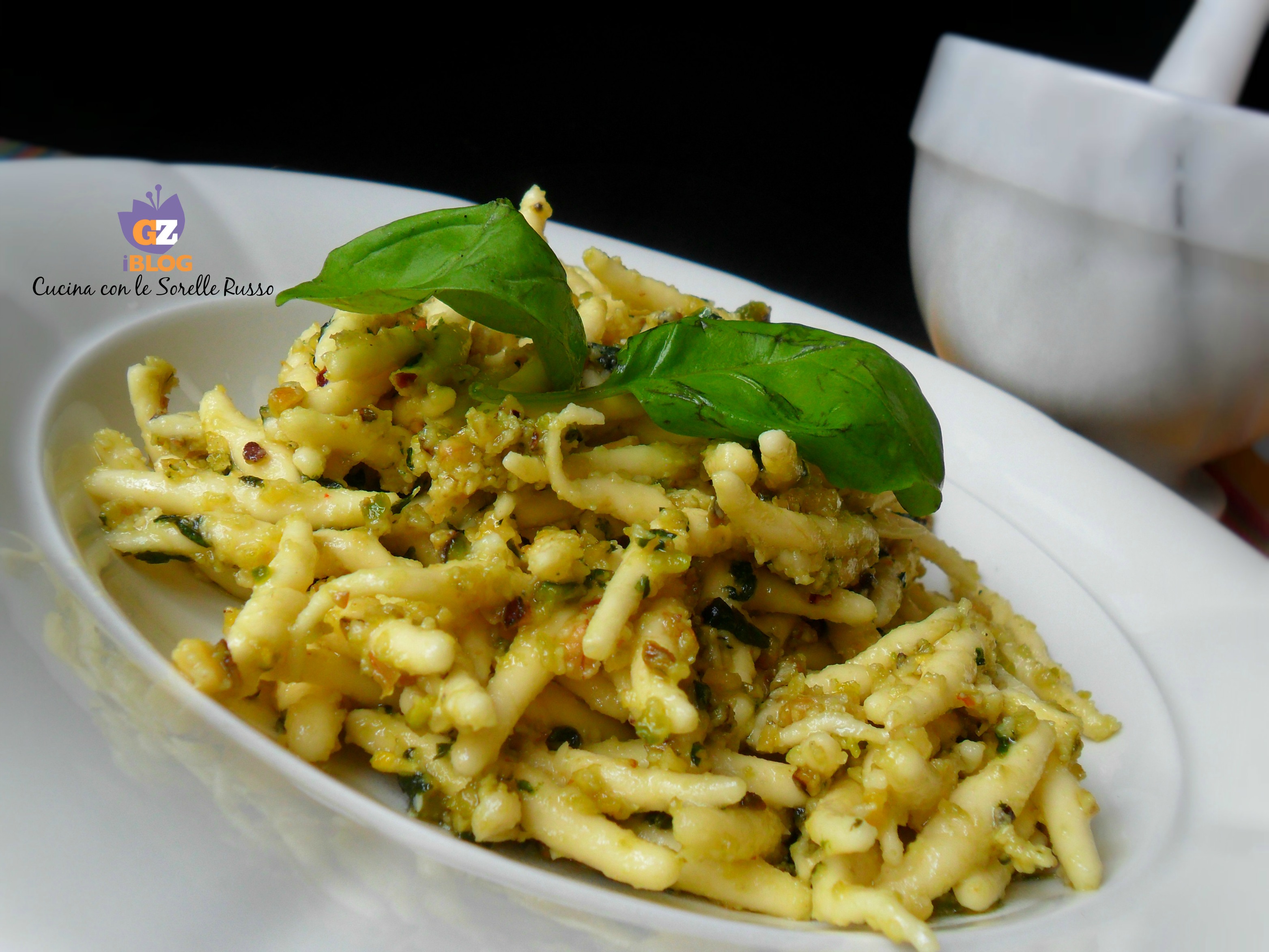 Trofie al pesto di basilico, pistacchi e noci