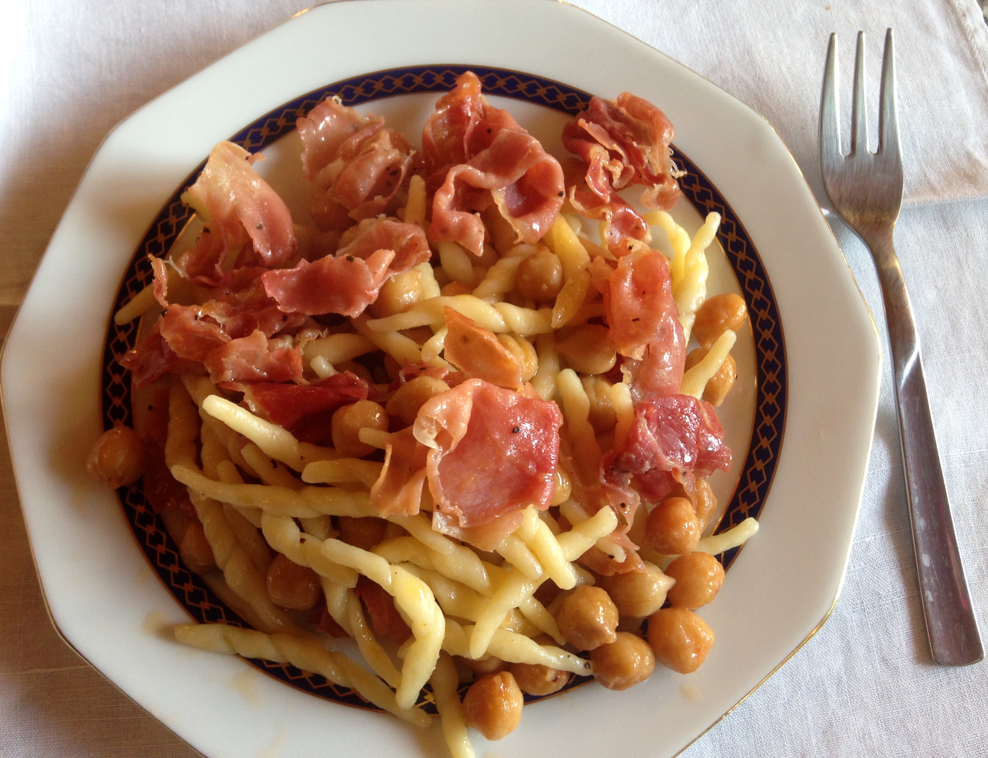 Trofie con ceci e prosciutto crudo