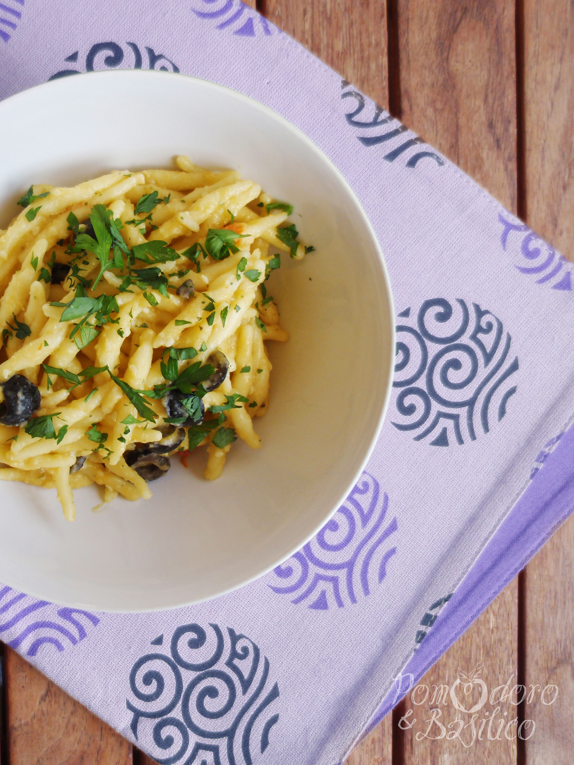 Trofie con crema di ceci e olive nere