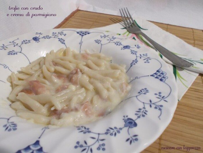 Trofie con crudo e crema di parmigiano