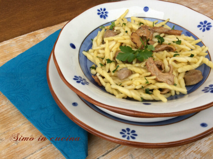 Trofie con funghi galletti o finferli  e salsiccia