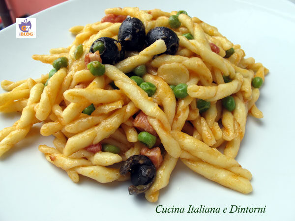 Trofie con pancetta piselli e olive