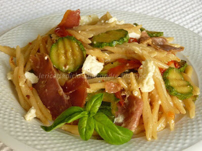 Trofie con peperoni, zucchine e prosciutto crudo