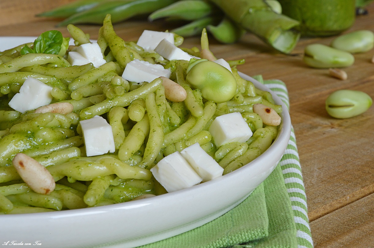 Trofie con pesto di fave o marò e dadini di sardo fresco