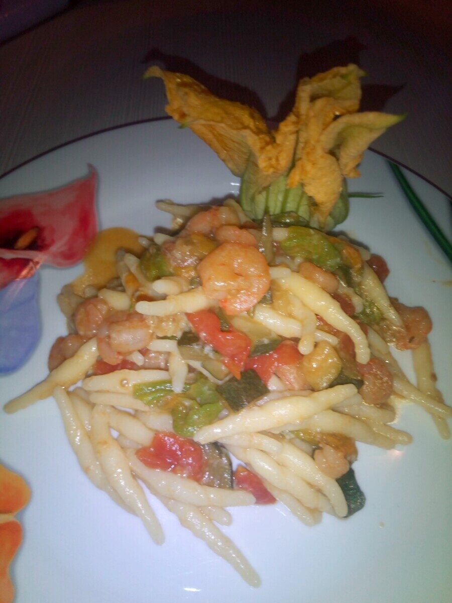 Trofie con zucchine gamberetti e fiori di zucca
