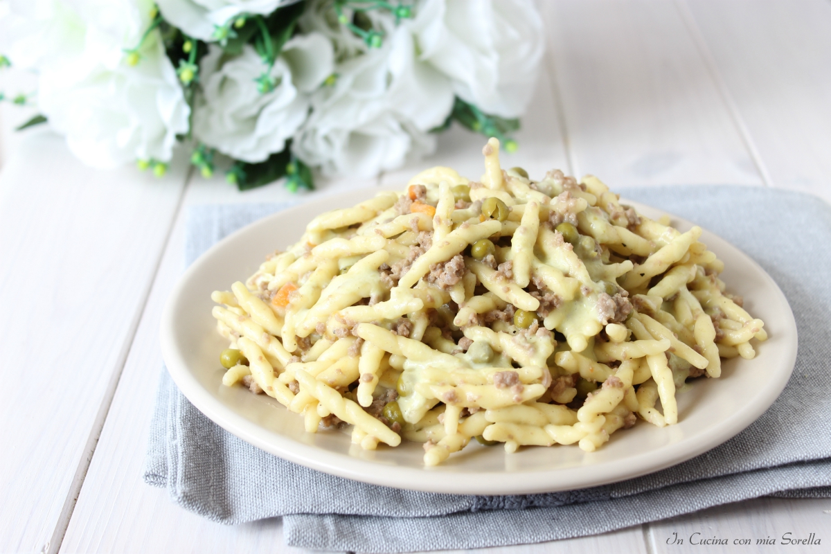 Trofie cremose ai piselli e ragù bianco
