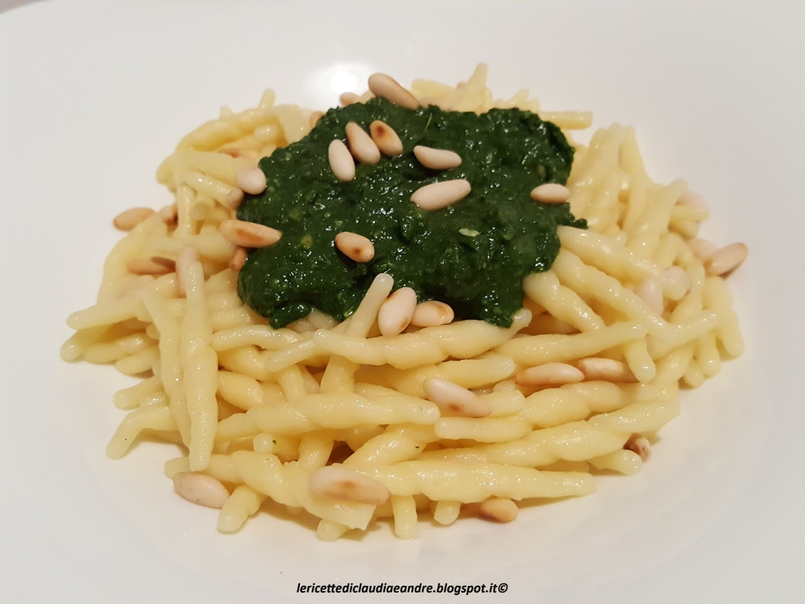 Trofie fresche con crema di cavolo nero e pinoli