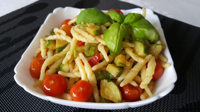 Trofie fresche con zucchine e pomodorini