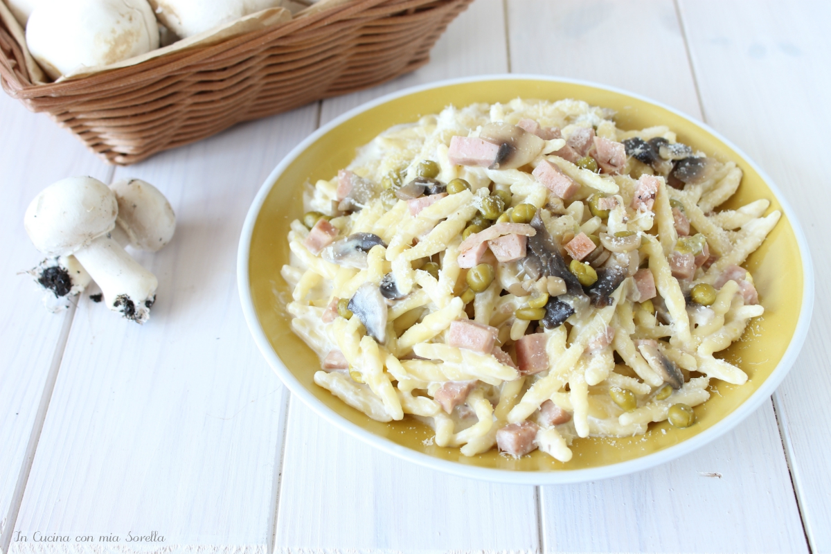 Trofie panna prosciutto piselli e funghi