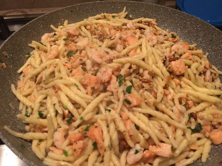 Trofie salmone, gamberetti e noci