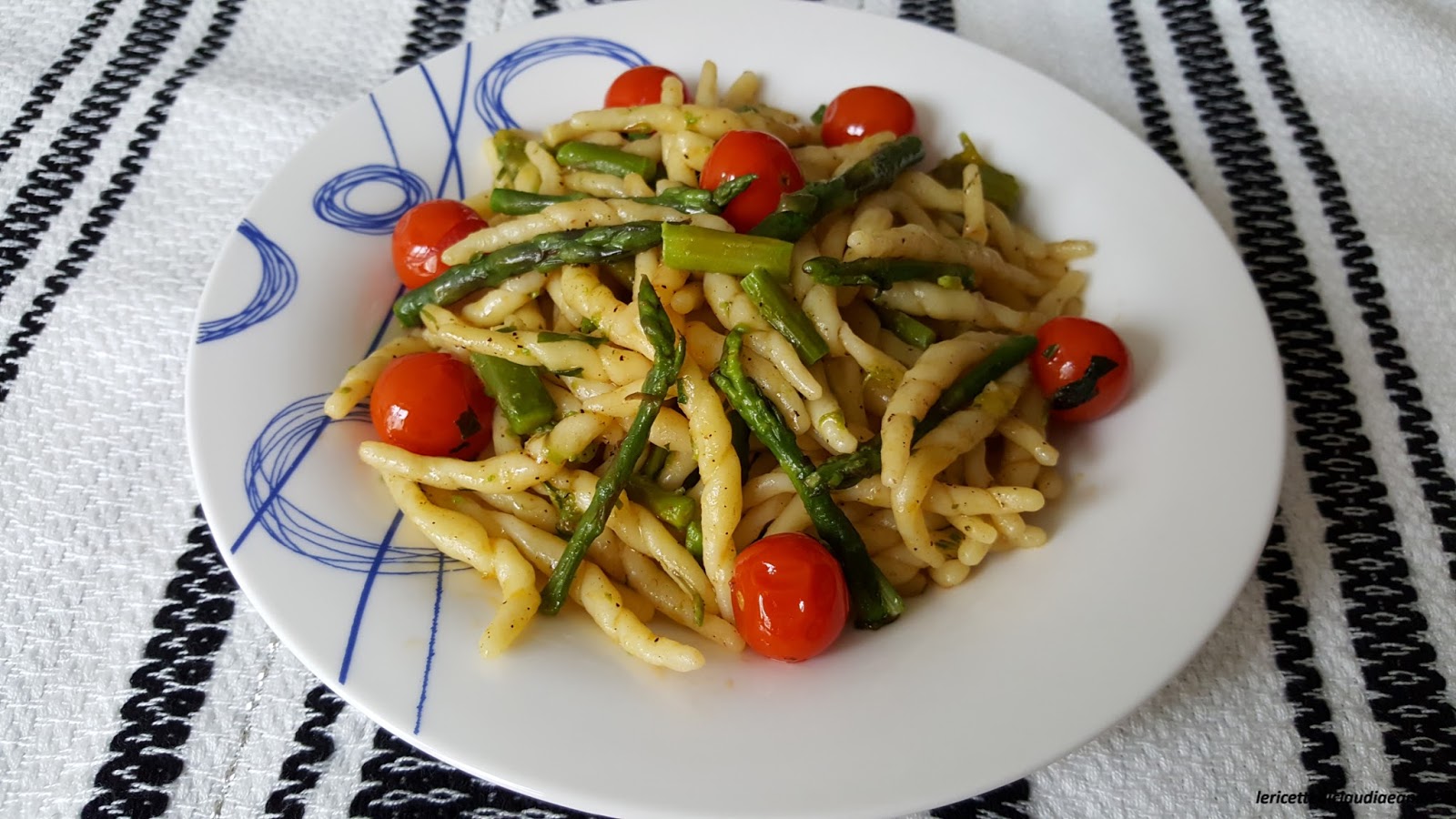 Trofie tricolore veloci, con asparagi e pomodorini
