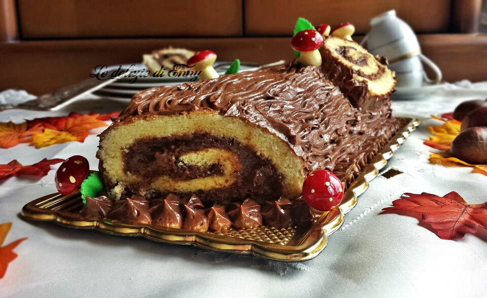 Tronchetto con crema di castagne e ricoperto con panna e nutella