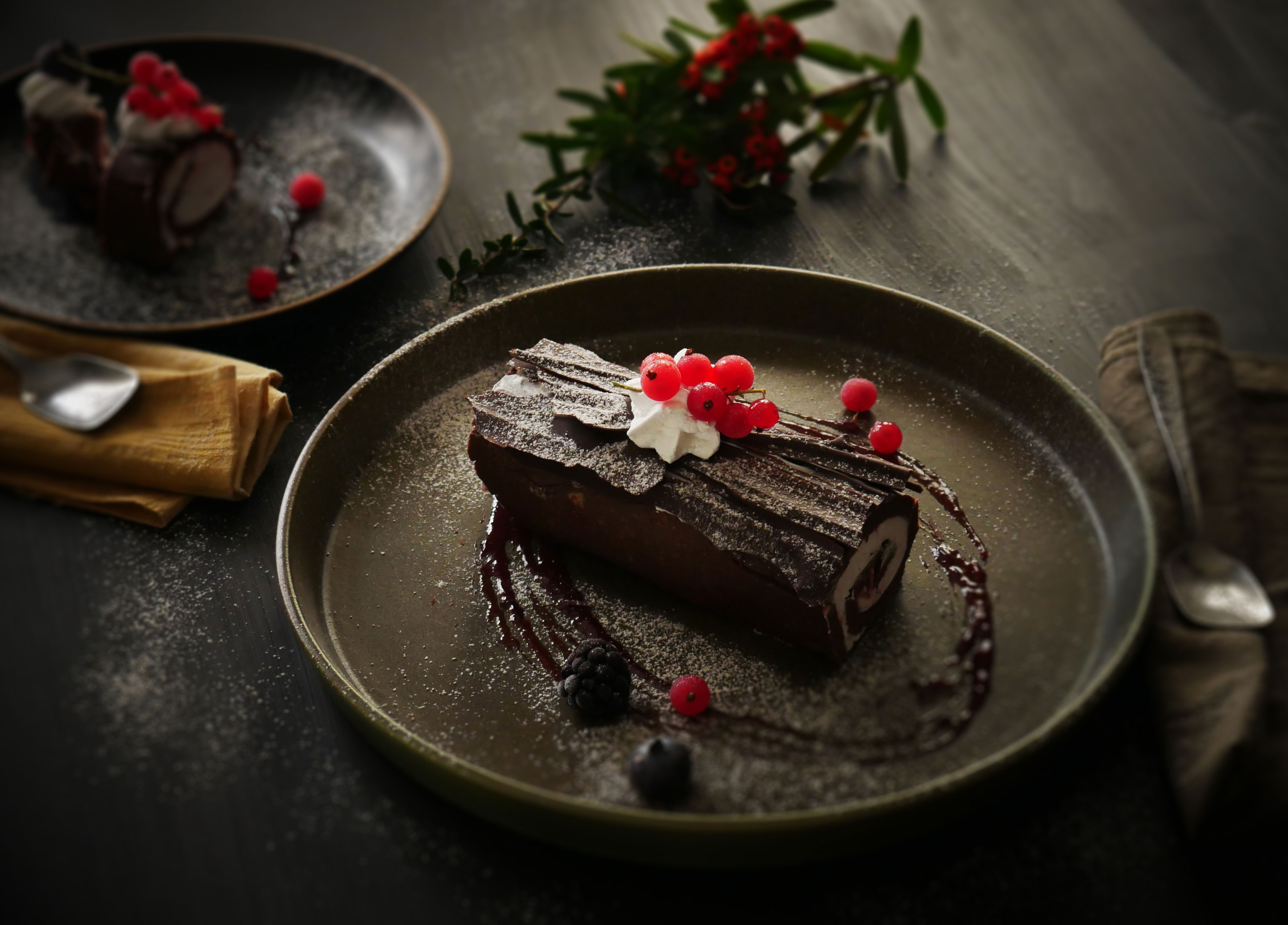 Tronchetto di cacao farcito con panna di riso e frutti di bosco