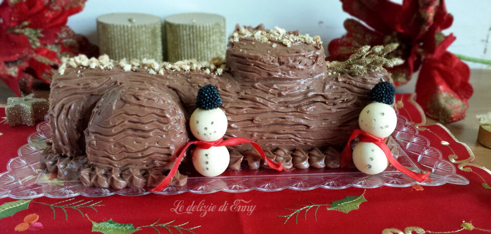 Tronchetto di natale al cacao con crema al mascarpone e torroncini