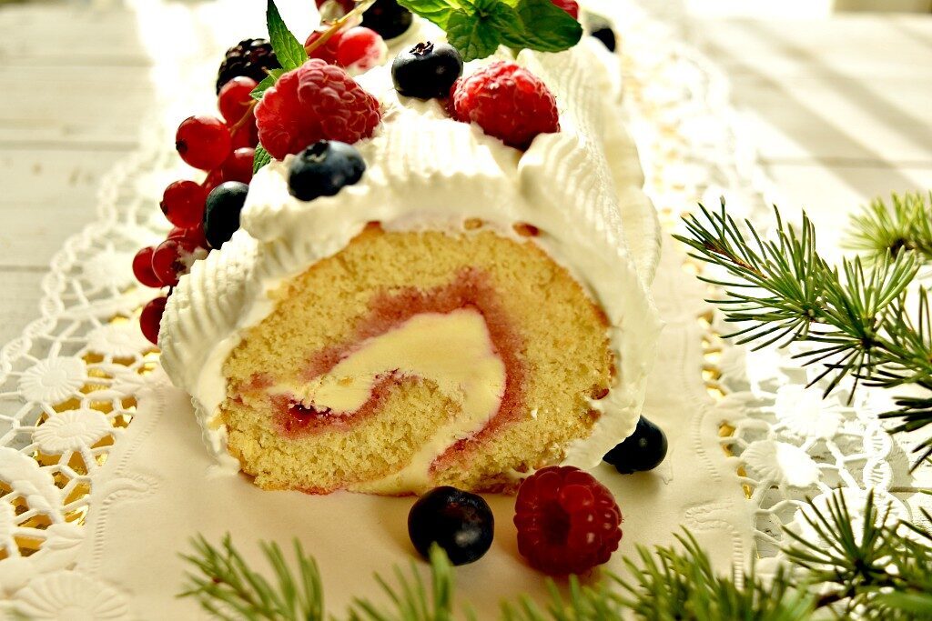 Tronchetto di natale con frutti di bosco