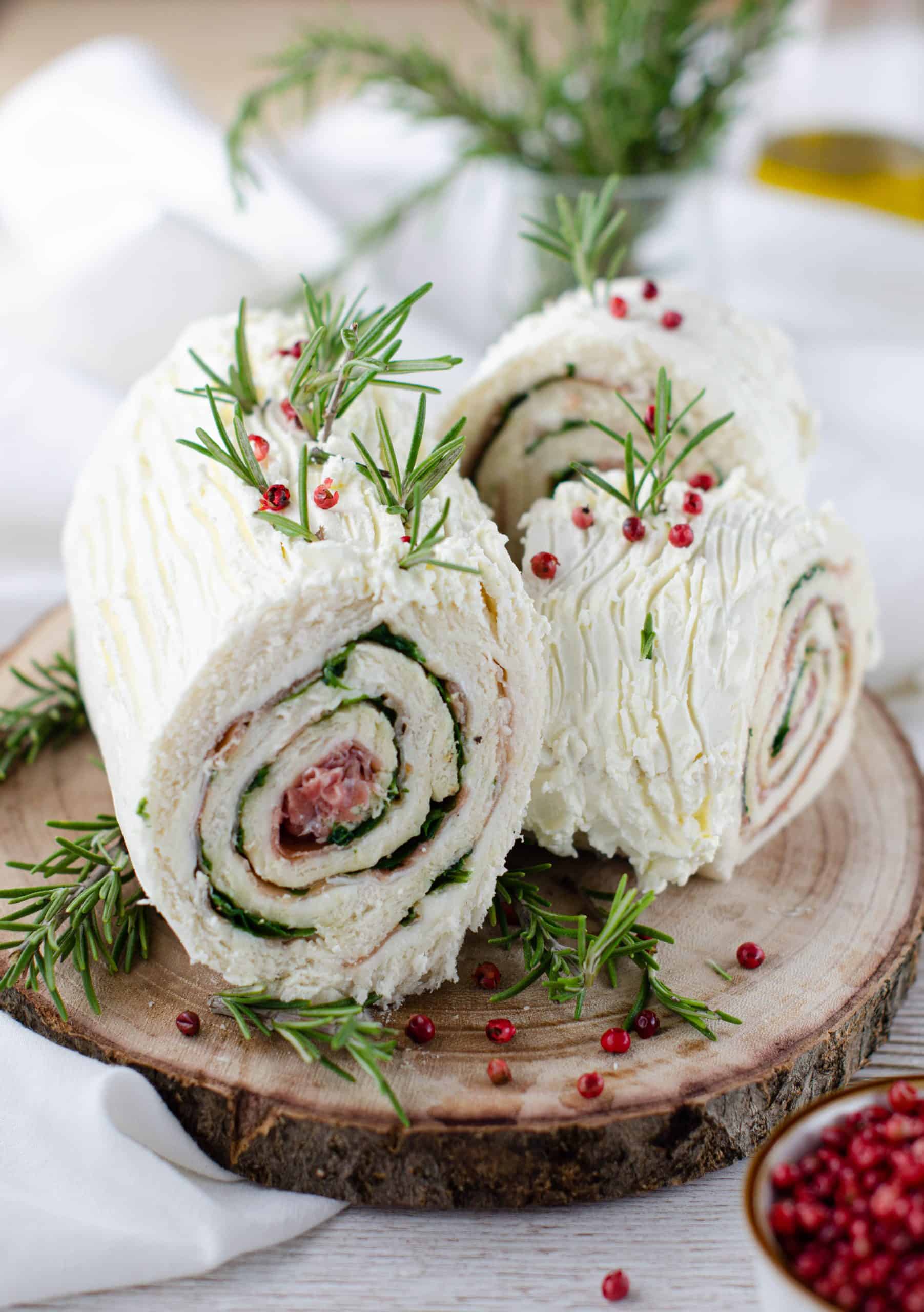 Tronchetto di natale salato con prosciutto e rucola