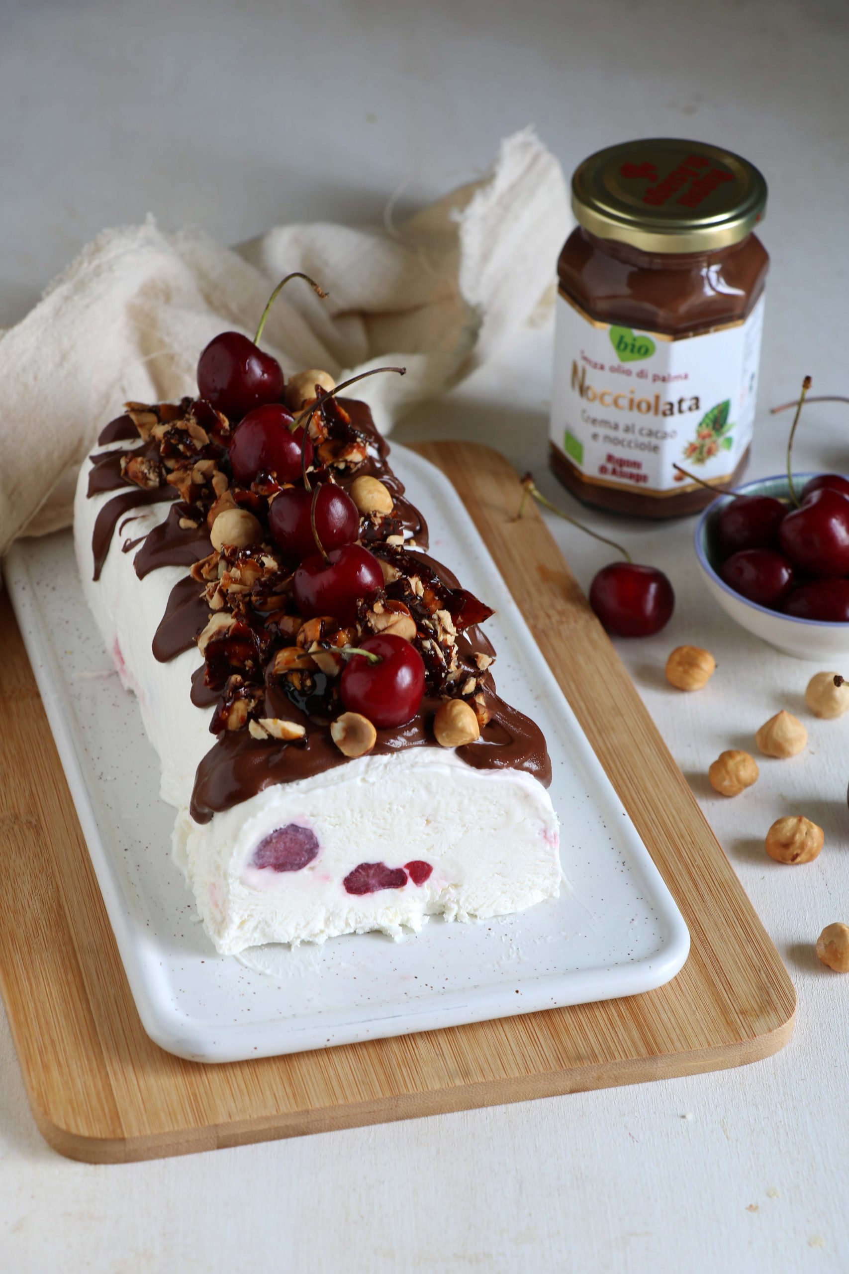 Tronchetto gelato croccante allo yogurt, ciliegie e nocciolata
