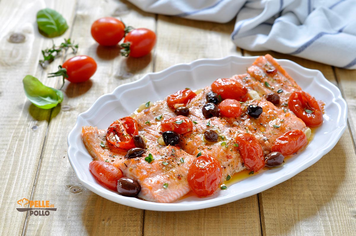 Trota salmonata con pomodorini e olive al forno