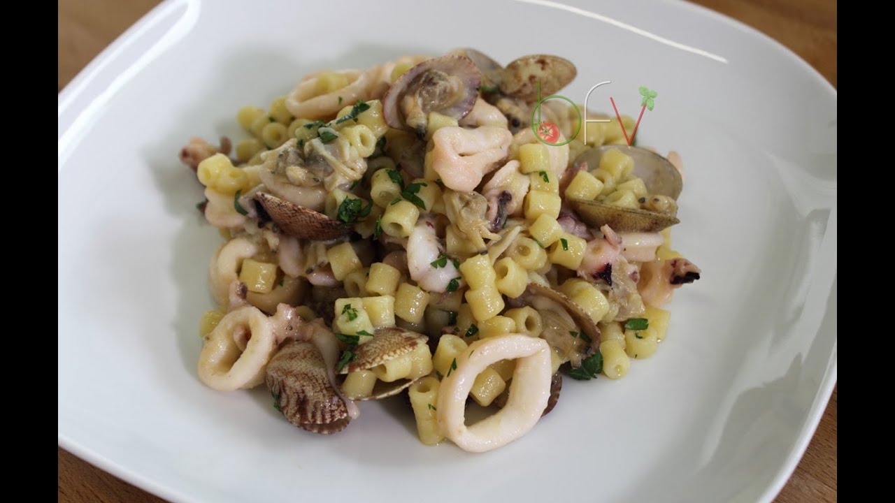 Tubetti con vongole e totanetti in crema di patate [videoricetta]