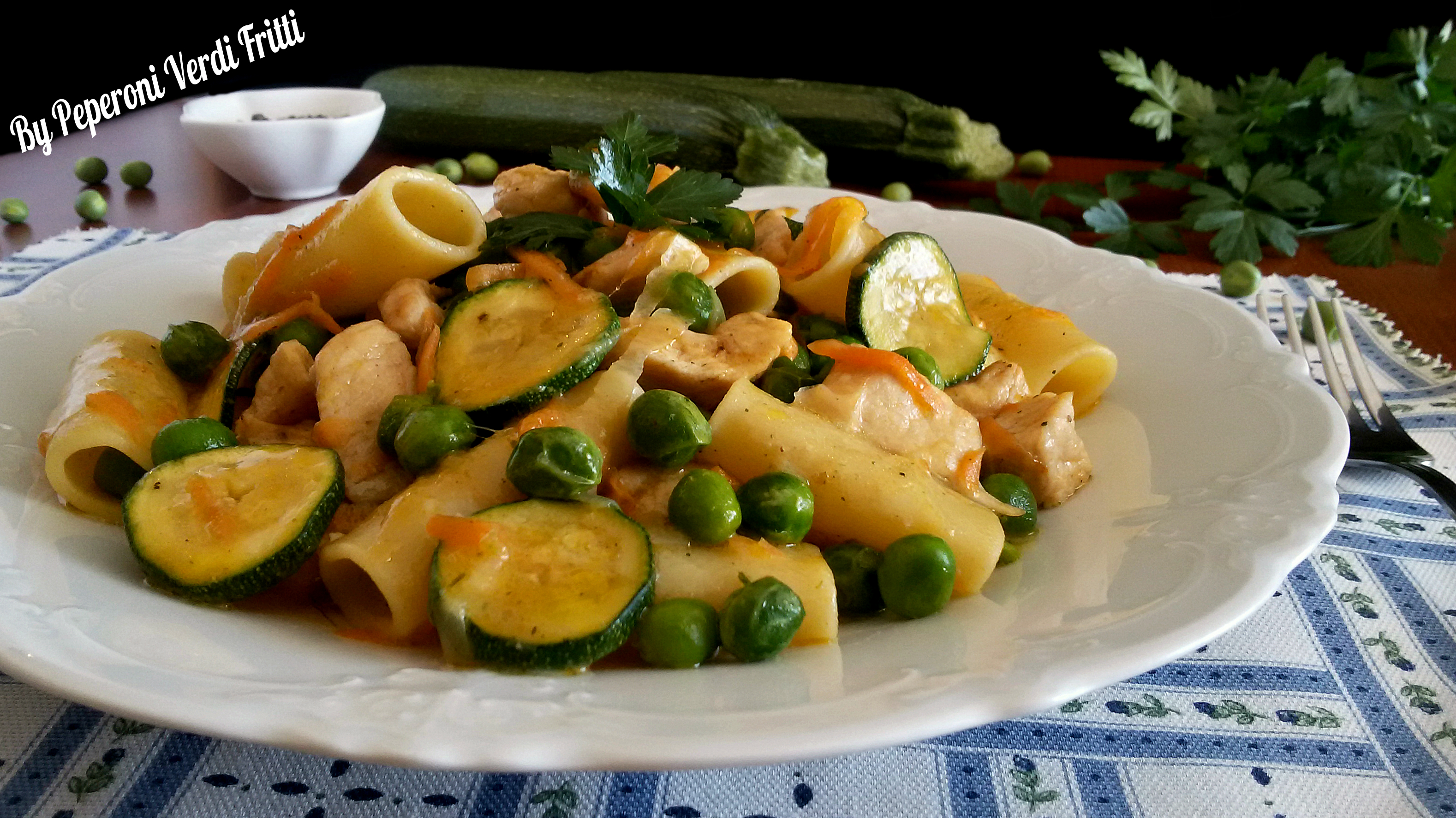 Tufoli con zucchine pollo e piselli