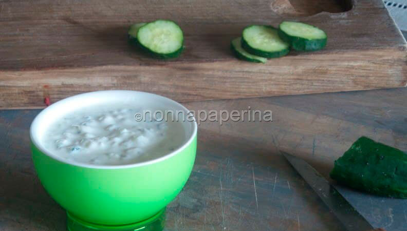 Tzatziki – una salsa tipica greca che va bene per condire della insalate estive