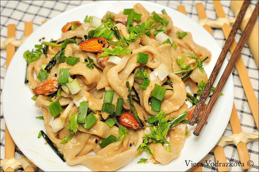 Udon fatti in casa con la salsa agli arachidi
