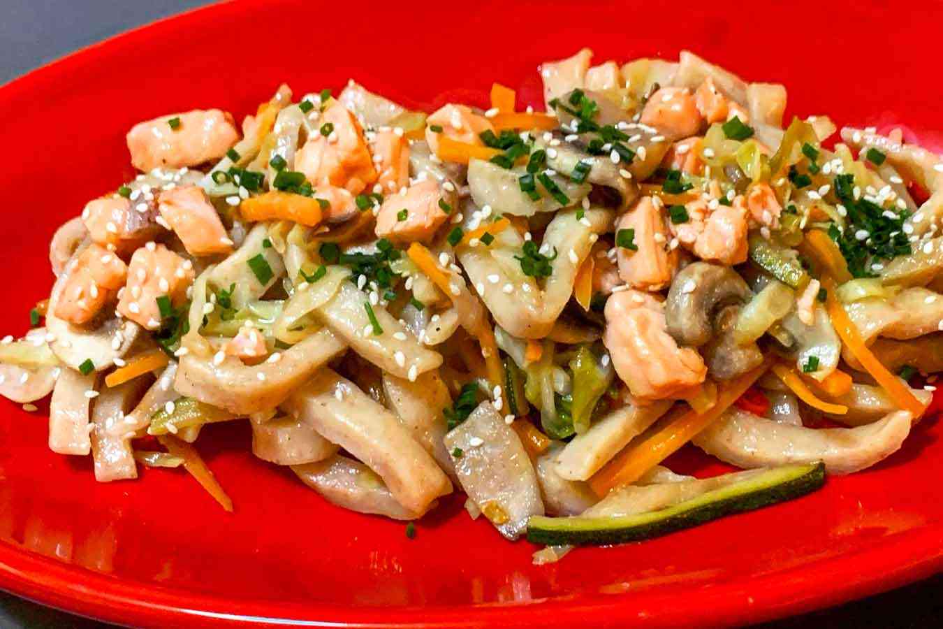 Udon (spaghetti orientali) con salmone