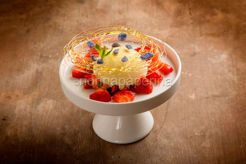 Un dessert cremoso alla mastiha con fragole e menta