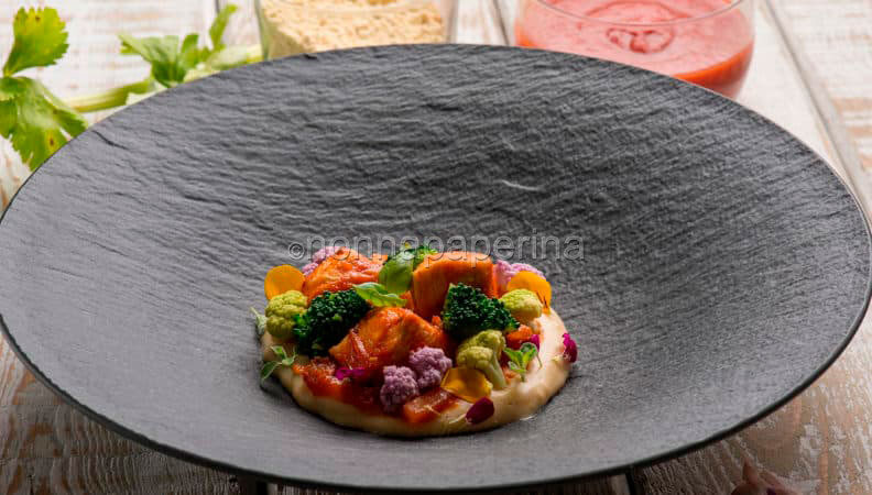 Un incantevole mix di colori: i bocconcini pollo e broccoli su polenta di lenticchie