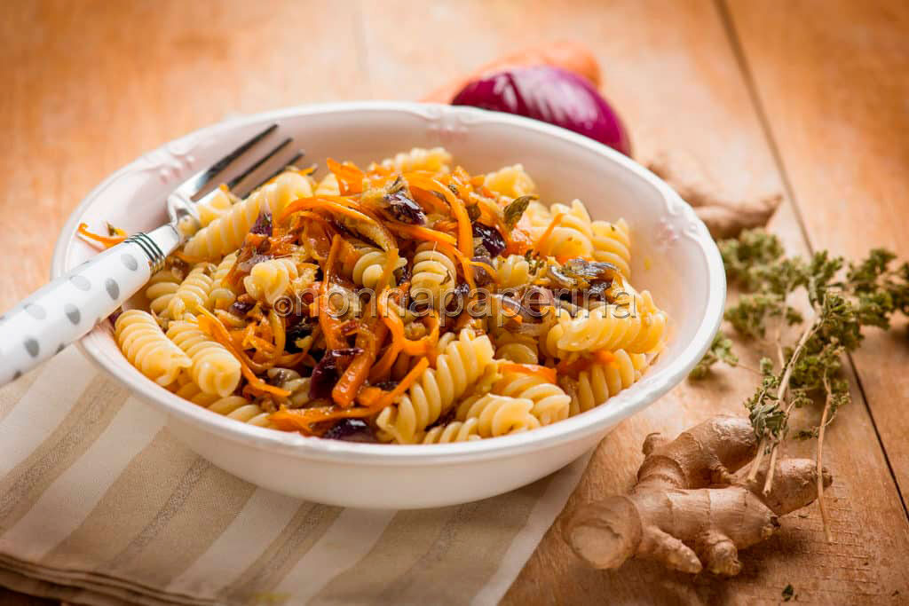 Un piatto di fusilli alla cipolla rossa , limone e zenzero!