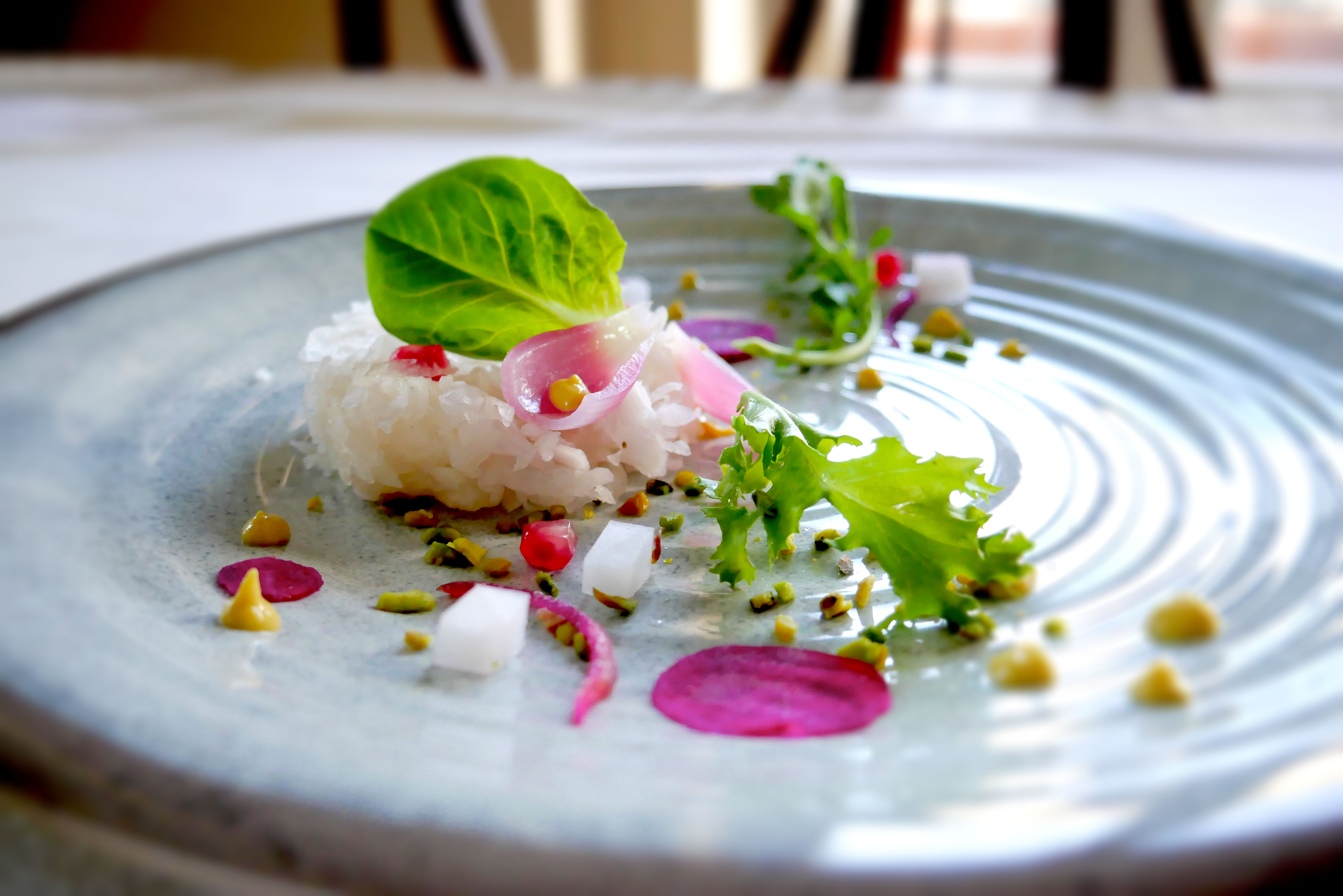 Un po’ di raw food: tartare di daikon con senape, rape rosse e cipolla rossa
